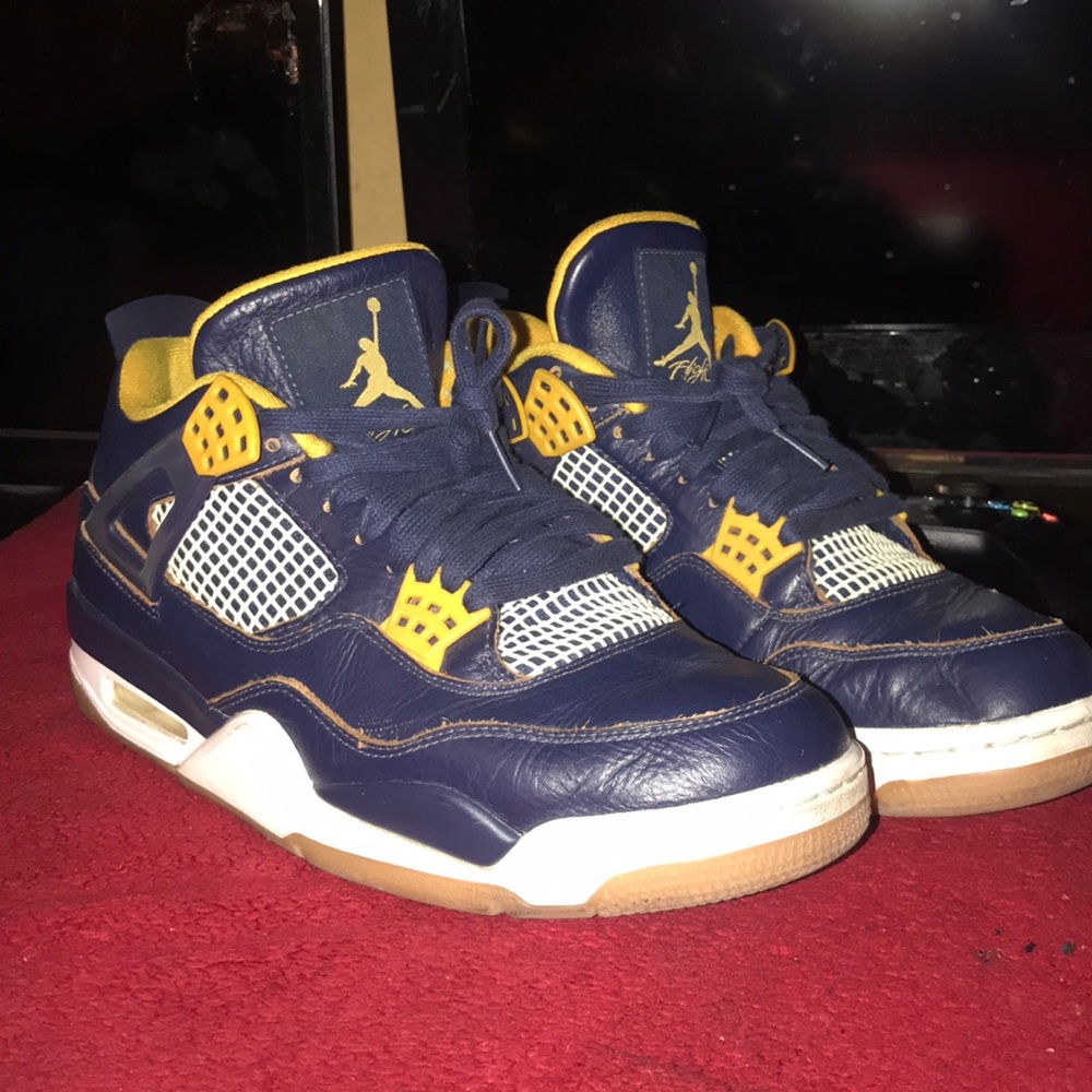 Retro Jordan 4s dunk from above (trade)